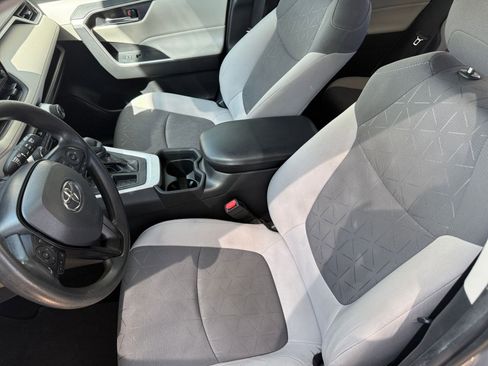 Used 2021 Toyota RAV4 XLE w/ Convenience Package image 36