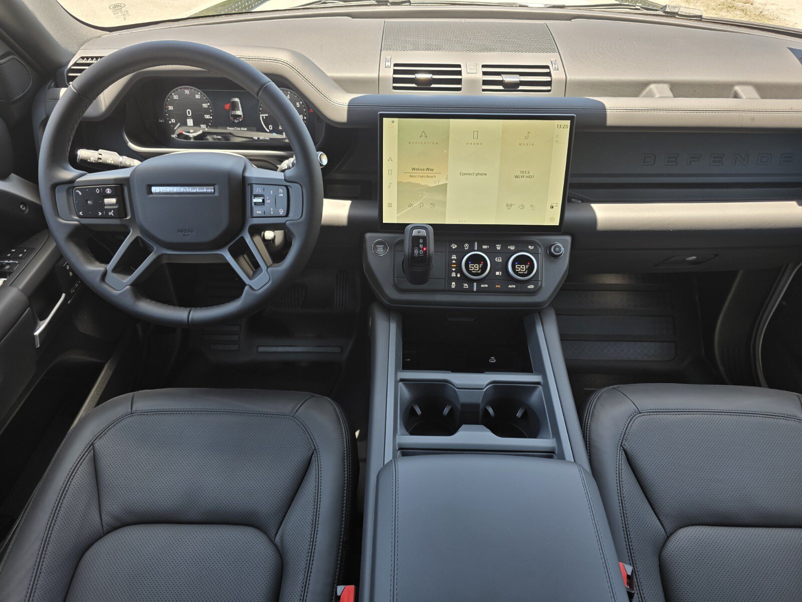 Used 2026 Land Rover Defender 130 X-Dynamic SE AWD/4WD image 4