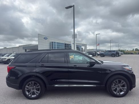 Certified 2025 Ford Explorer Active w/ Active Comfort Package AWD/4WD image 4
