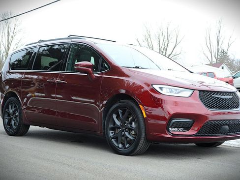 Used 2022 Chrysler Pacifica Touring-L w/ S Appearance Package image 3