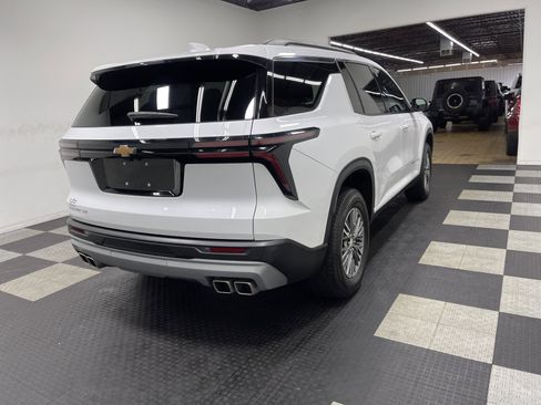 Used 2025 Chevrolet Traverse LT FWD image 5