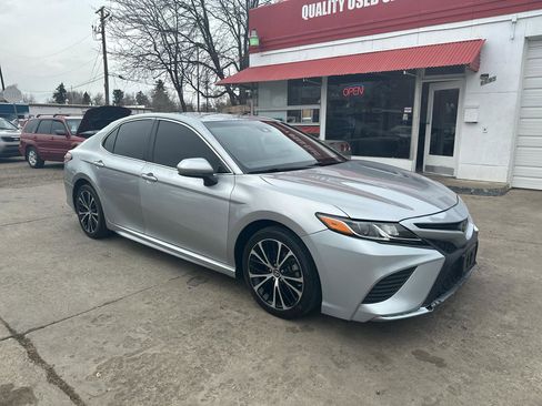 Used 2018 Toyota Camry SE image 3