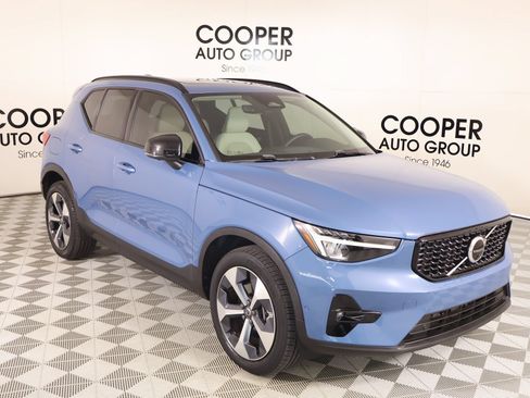 Used 2023 Volvo XC40 B5 Plus w/ Driver Assist Package AWD/4WD image 1