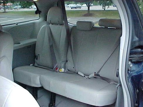 Used 2012 Toyota Sienna XLE image 10