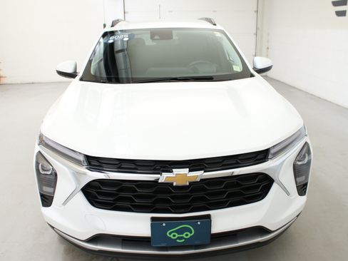 Certified 2025 Chevrolet Trax LT w/ Driver Confidence Package FWD image 2