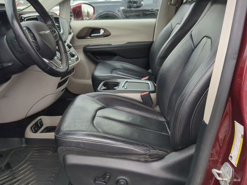 Used 2018 Chrysler Pacifica Touring-L Plus image 19