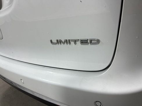 Used 2024 Chrysler Pacifica Limited image 16