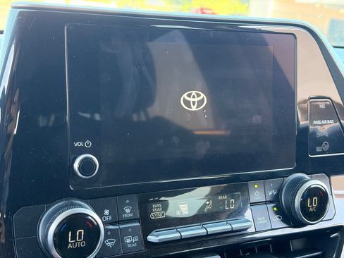 Used 2024 Toyota Highlander LE AWD/4WD image 23
