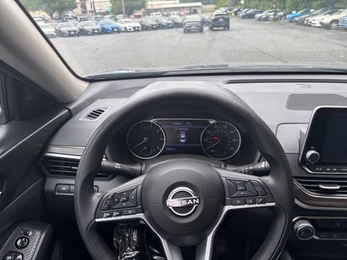 Used 2025 Nissan Altima 2.5 SV FWD image 29