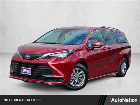 Used 2025 Toyota Sienna LE AWD/4WD image 1