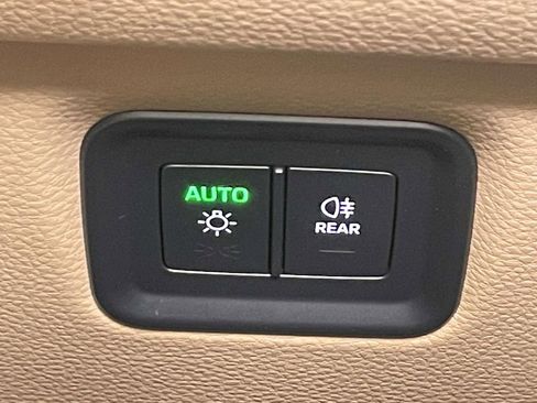 Used 2025 Porsche Cayenne Coupe image 39