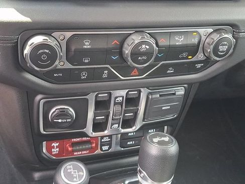 Used 2025 Jeep Wrangler Unlimited Rubicon AWD/4WD image 15