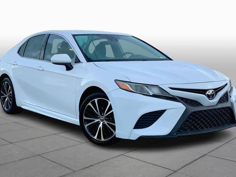 Used 2019 Toyota Camry SE image 2