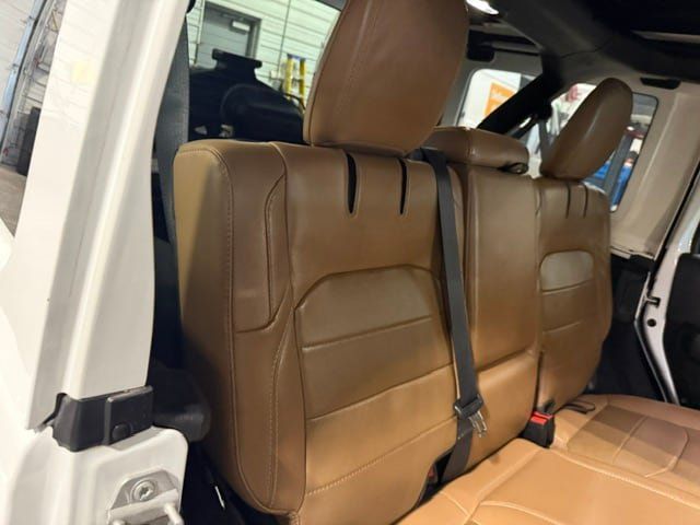 Used 2022 Jeep Wrangler Unlimited Sahara AWD/4WD image 17