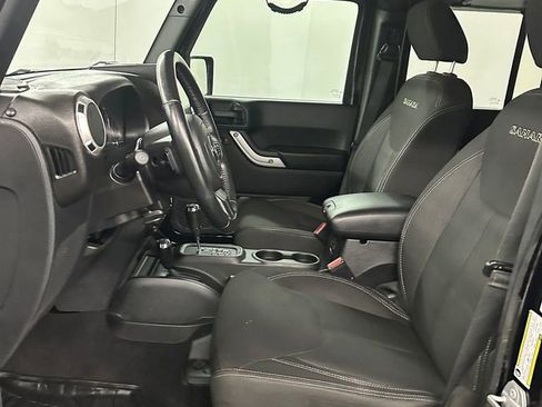 Used 2017 Jeep Wrangler Unlimited Sahara w/ Connectivity Group image 9