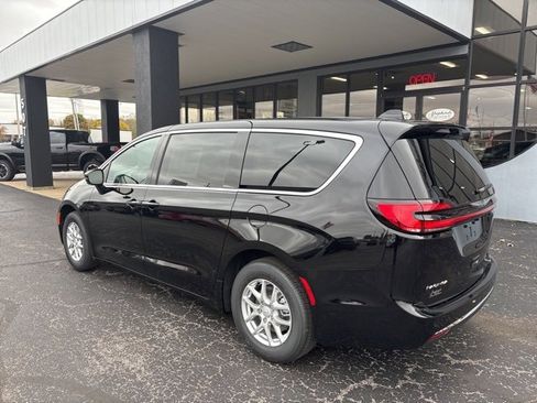 New 2026 Chrysler Pacifica Select image 5