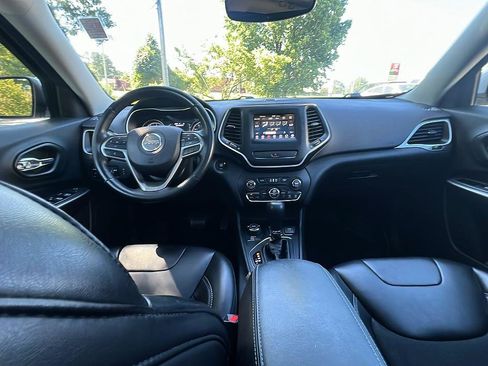 Used 2019 Jeep Cherokee Latitude Plus w/ Comfort/Convenience Group AWD/4WD image 11