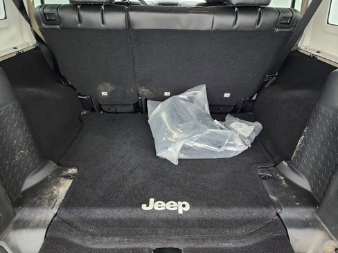 Used 2016 Jeep Wrangler Unlimited Sahara image 33