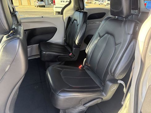 Used 2023 Chrysler Pacifica Touring-L image 16