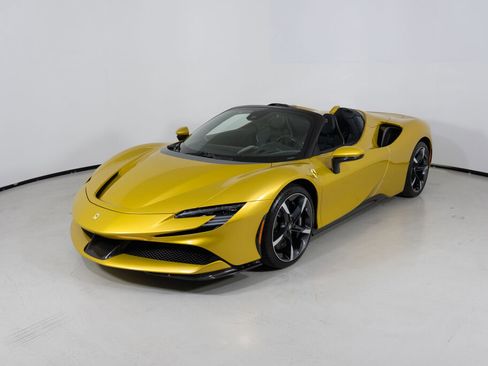 Used 2022 Ferrari SF90 Spider image 2