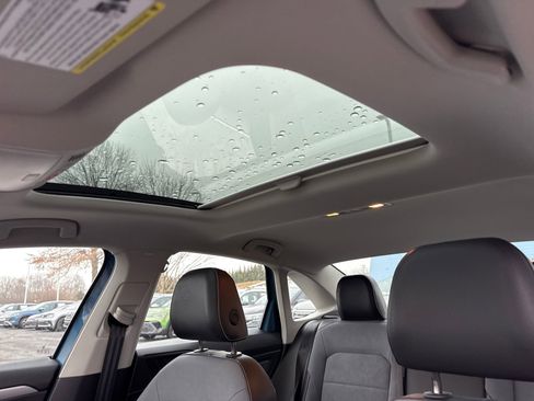 Certified 2025 Volkswagen Jetta SE w/ Sunroof Package image 21