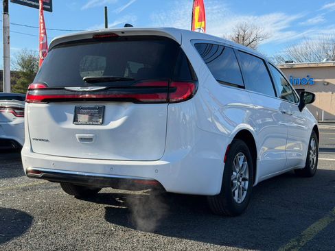 Used 2023 Chrysler Pacifica Touring-L image 10