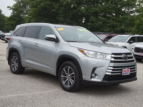 Used 2017 Toyota Highlander XLE AWD/4WD image 3