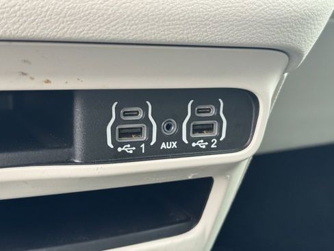 Used 2024 Chrysler Pacifica Touring-L image 24