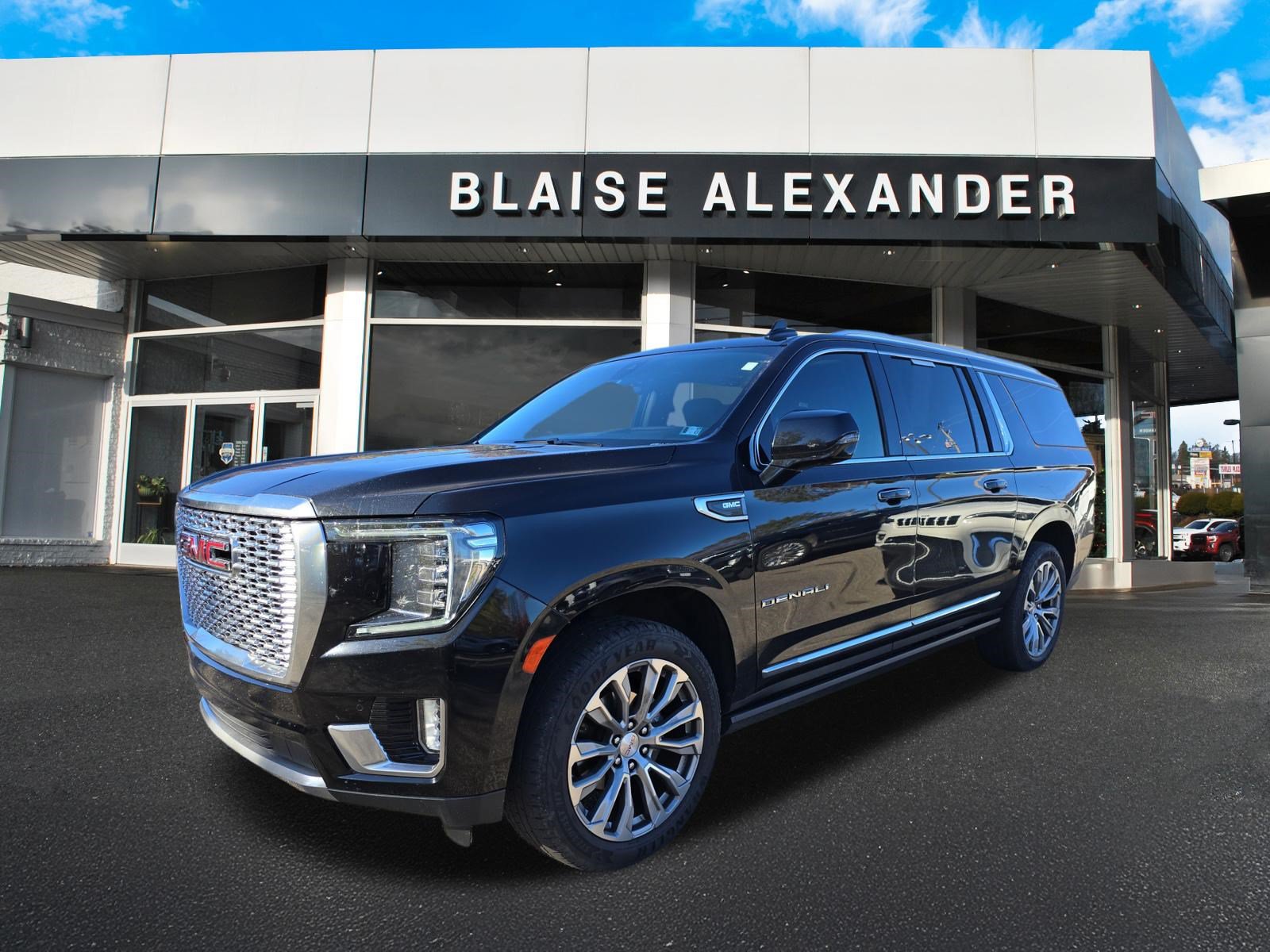 Used 2021 GMC Yukon XL Denali w/ Denali Premium Package AWD/4WD image 7