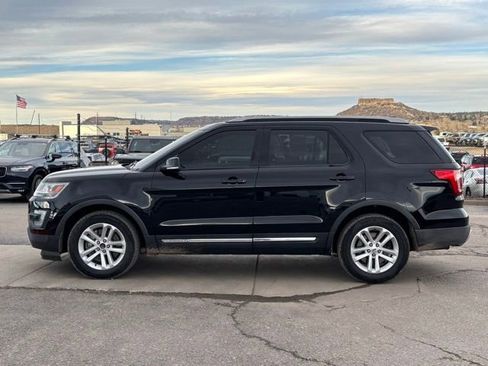 Used 2017 Ford Explorer XLT image 2