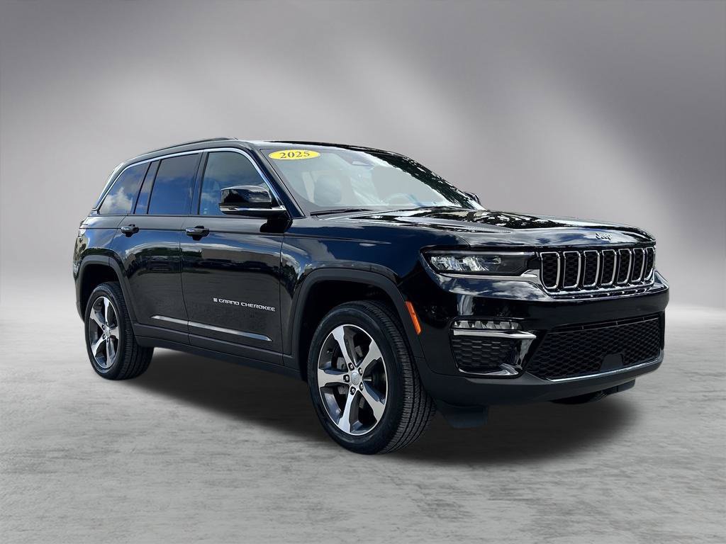 Certified 2025 Jeep Grand Cherokee Limited RWD image 3