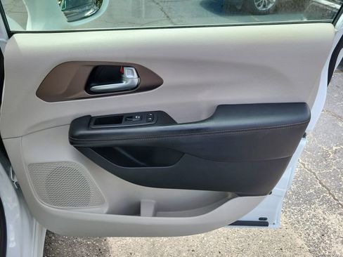 Used 2018 Chrysler Pacifica Touring-L image 33