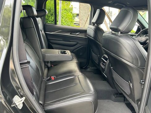 Certified 2024 Jeep Grand Cherokee Limited w/ Black Appearance Package image 40