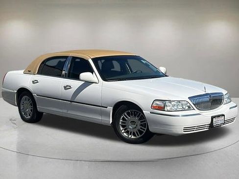 Used 2009 Lincoln Town Car Signature Limited image 1