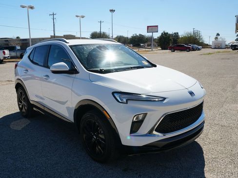 Used 2024 Buick Encore GX Sport Touring image 3