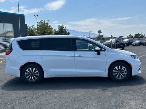 Used 2023 Chrysler Pacifica Touring-L FWD image 2