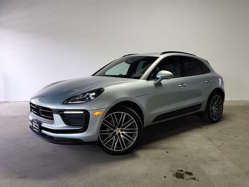 Certified 2026 Porsche Macan AWD/4WD image 1