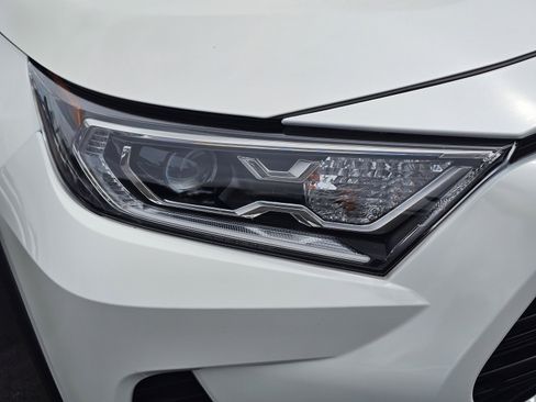 Used 2021 Toyota RAV4 XLE Premium AWD/4WD image 4