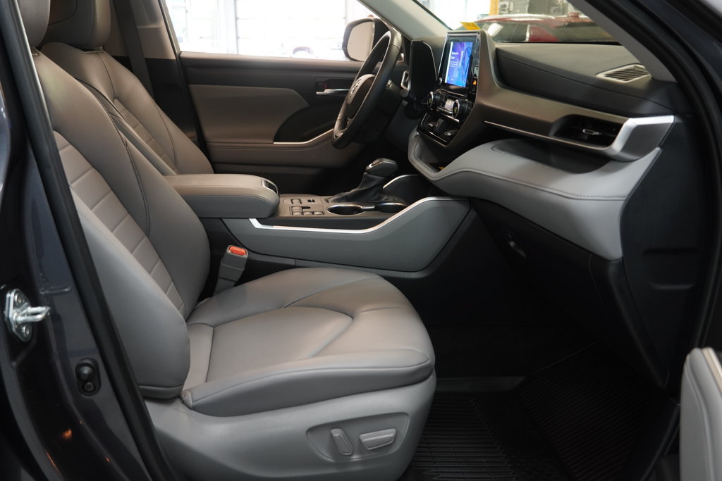 Used 2024 Toyota Highlander XLE AWD/4WD image 28