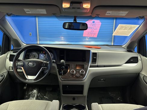 Used 2017 Toyota Sienna LE image 26