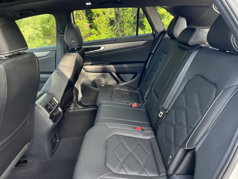 Certified 2026 Volkswagen Atlas Cross Sport SE w/ Panoramic Sunroof Package FWD image 28