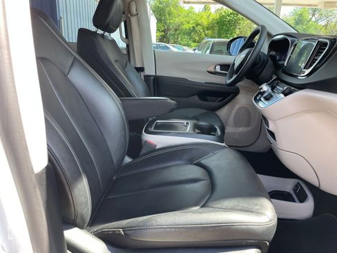 Used 2024 Chrysler Pacifica Touring-L image 25