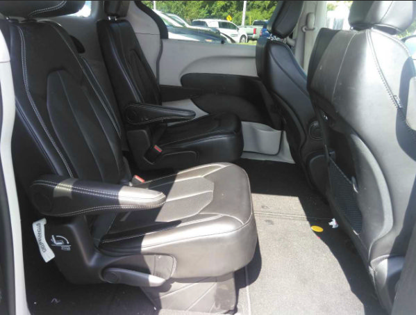 Used 2024 Chrysler Pacifica Touring-L FWD image 9
