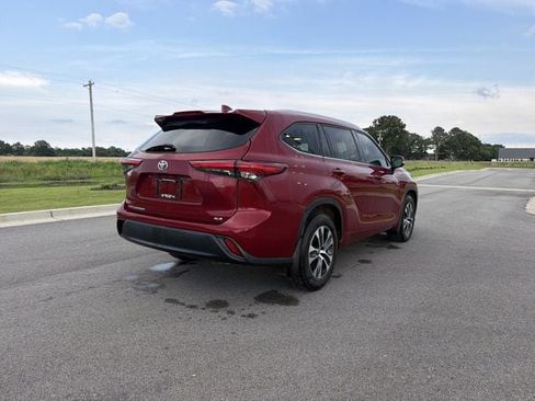 Used 2022 Toyota Highlander XLE FWD image 5