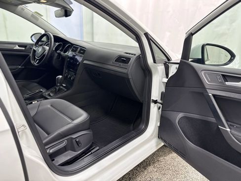 Used 2019 Volkswagen Golf SE image 24