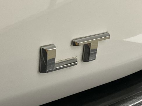 Used 2024 Chevrolet Suburban LT image 8