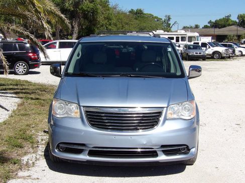 Used 2012 Chrysler Town & Country Limited w/ Luxury Group image 4
