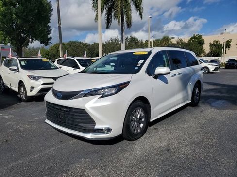 Used 2023 Toyota Sienna XLE image 2