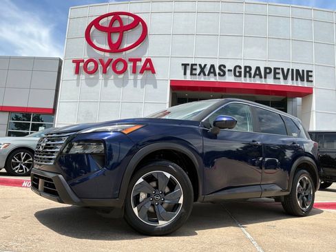 Used 2025 Nissan Rogue SV FWD image 2
