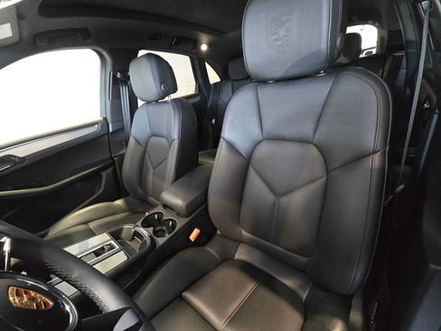 Used 2025 Porsche Macan AWD/4WD image 5